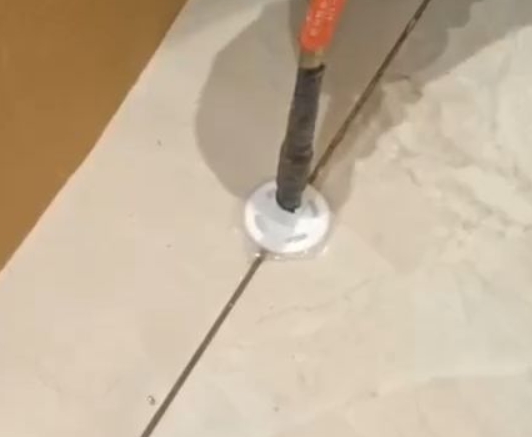 呼和浩特市瓷砖空鼓维修公司专业解答瓷砖在铺贴过程中，如果没有涂抹均匀到位的粘结材料（如水泥砂浆或瓷砖胶），可能会导致以下问题