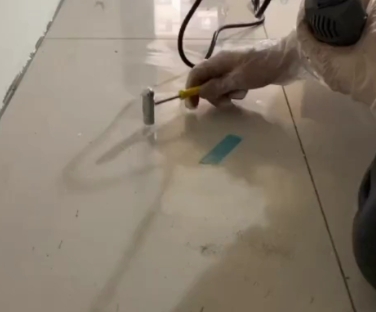 呼和浩特市瓷砖开裂维修公司专业分享瓷砖在铺贴前如果没有沥干水分，将会导致以下问题